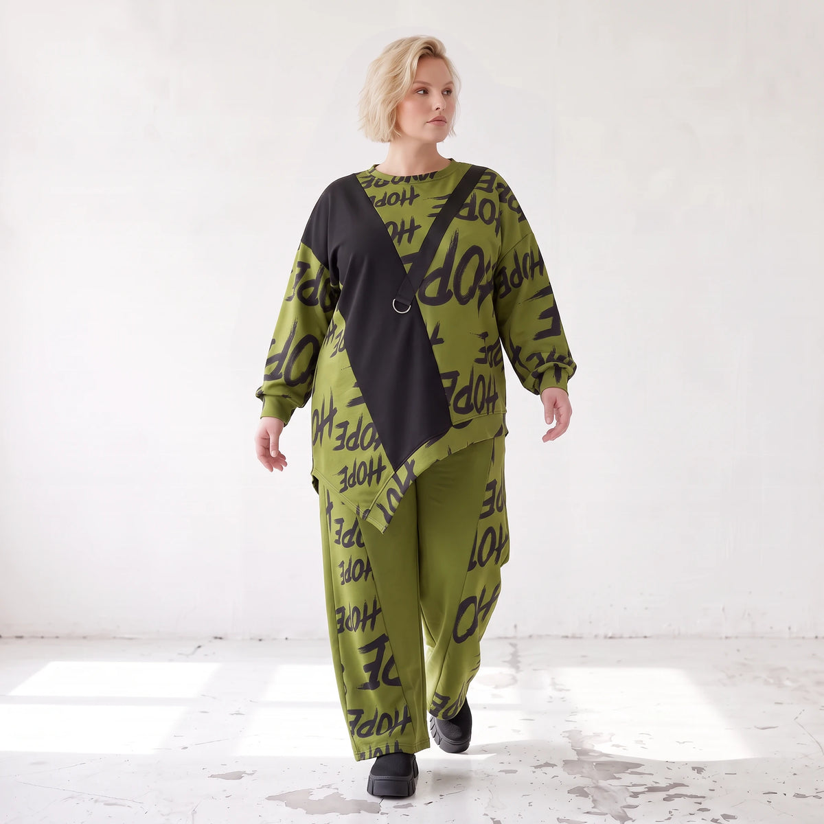 Olivgrünes Fleeceshirt mit asymmetrischem Schnitt und Zipfelsaum weich und wärmend