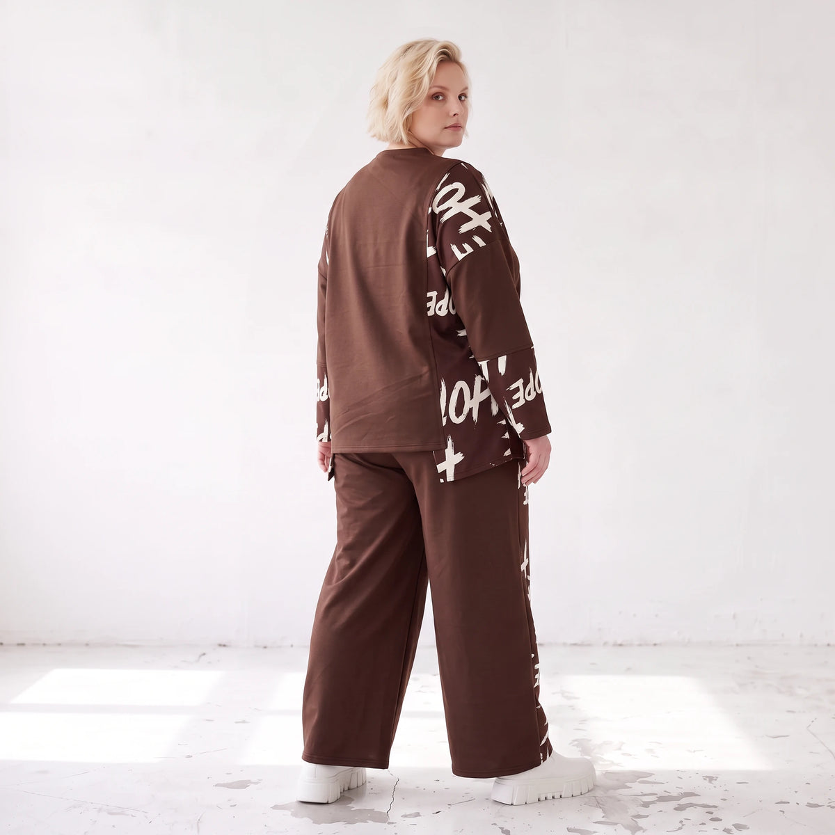 Braunes Fleeceshirt aus Stretchstoff mit V-Ausschnitt in geradem Schnitt weich und warm