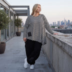 Langarmshirt in Schwarz/Weiß aus weichem Stretchjersey mit asymmetrischem Zipfelsaum