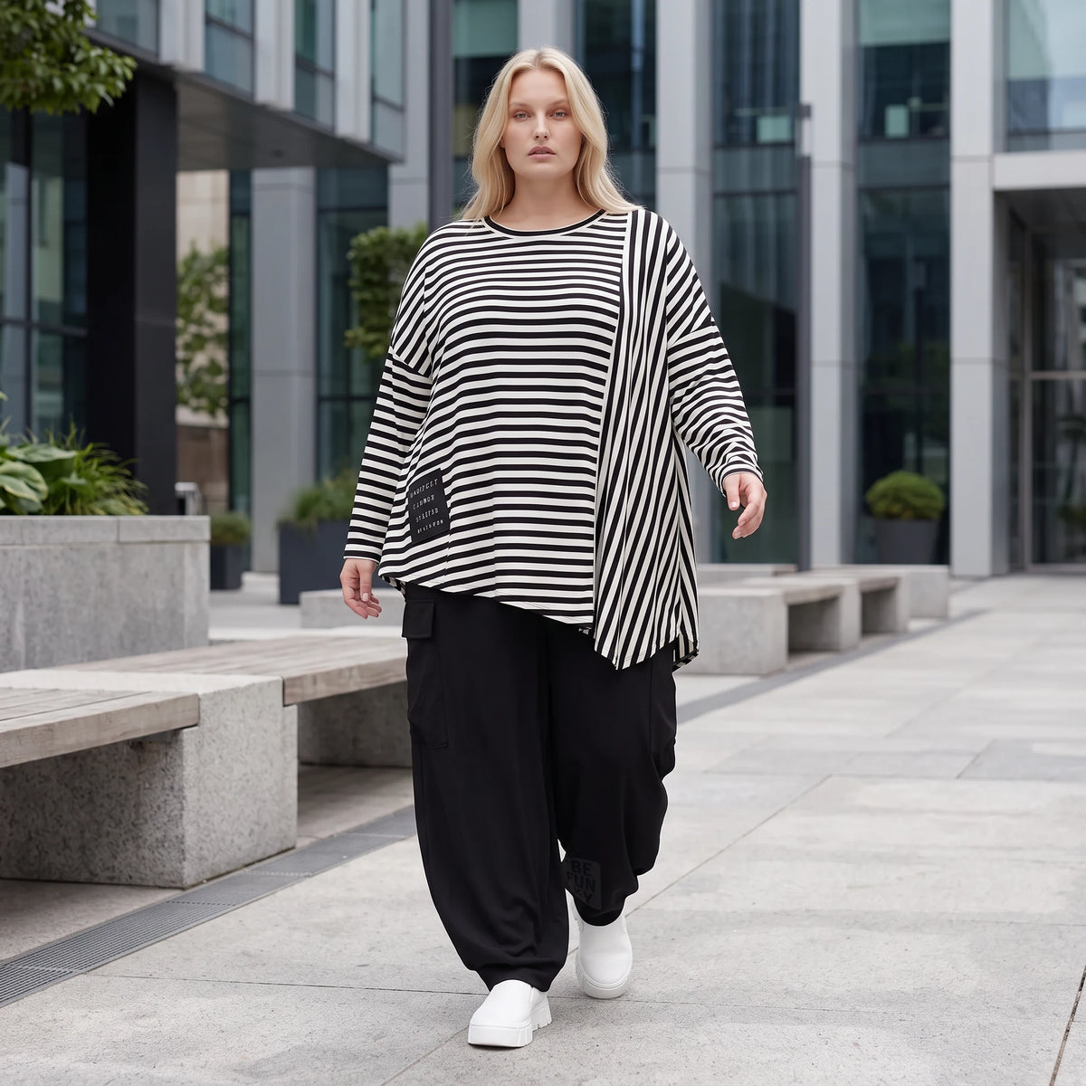 Langarmshirt in Schwarz/Weiß aus weichem Stretchjersey mit asymmetrischem Zipfelsaum