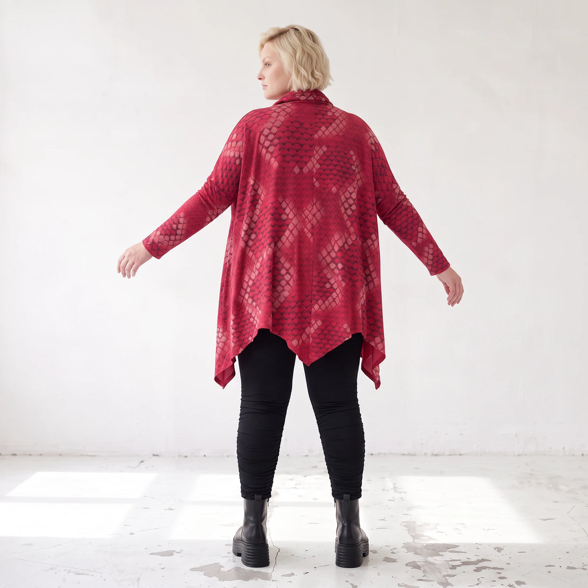 Wintershirt in Rot/Schwarz mit Rollkragen Tunnelzug A-Linie aus Baumwolljersey Zipfelsaum
