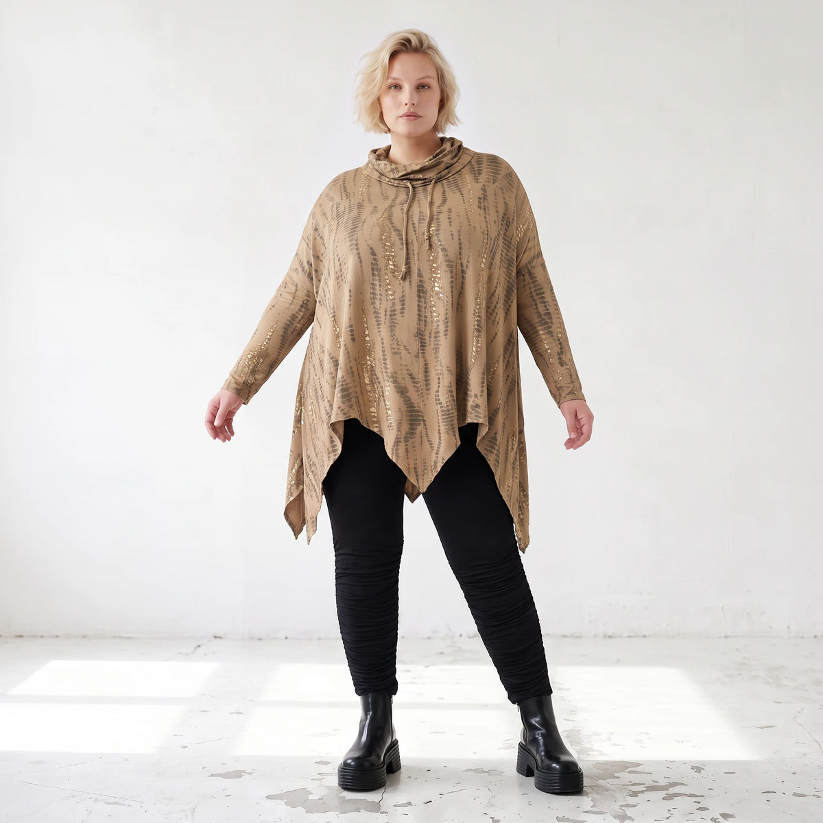 Shirt in A-Linie mit Rollkragen Tunnelzug und Zipfelsaum Beige/Braun aus Baumwolle