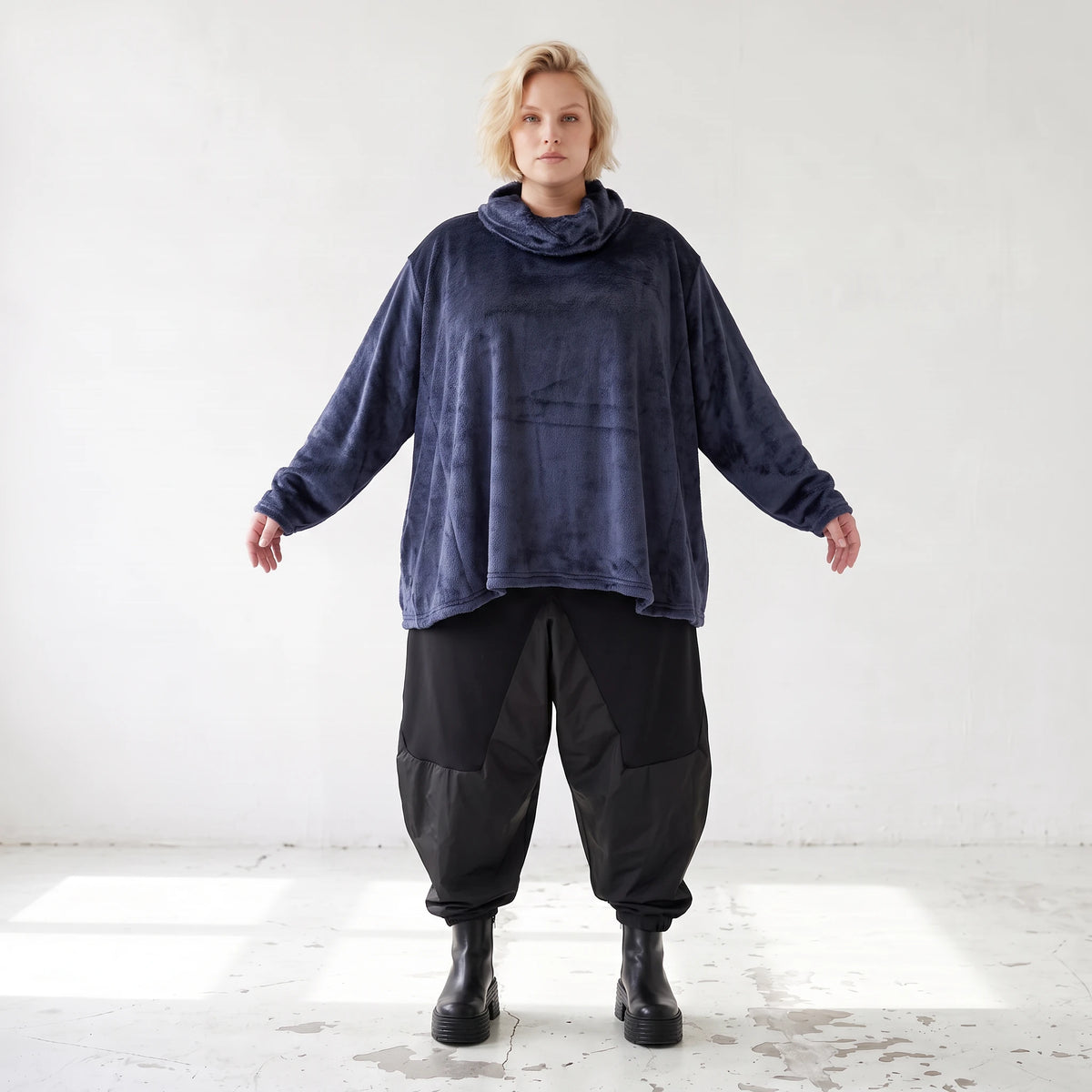 Flauschiges Plüschshirt in Marine mit Rollkragen und schmeichelnder A-Linie für Winter