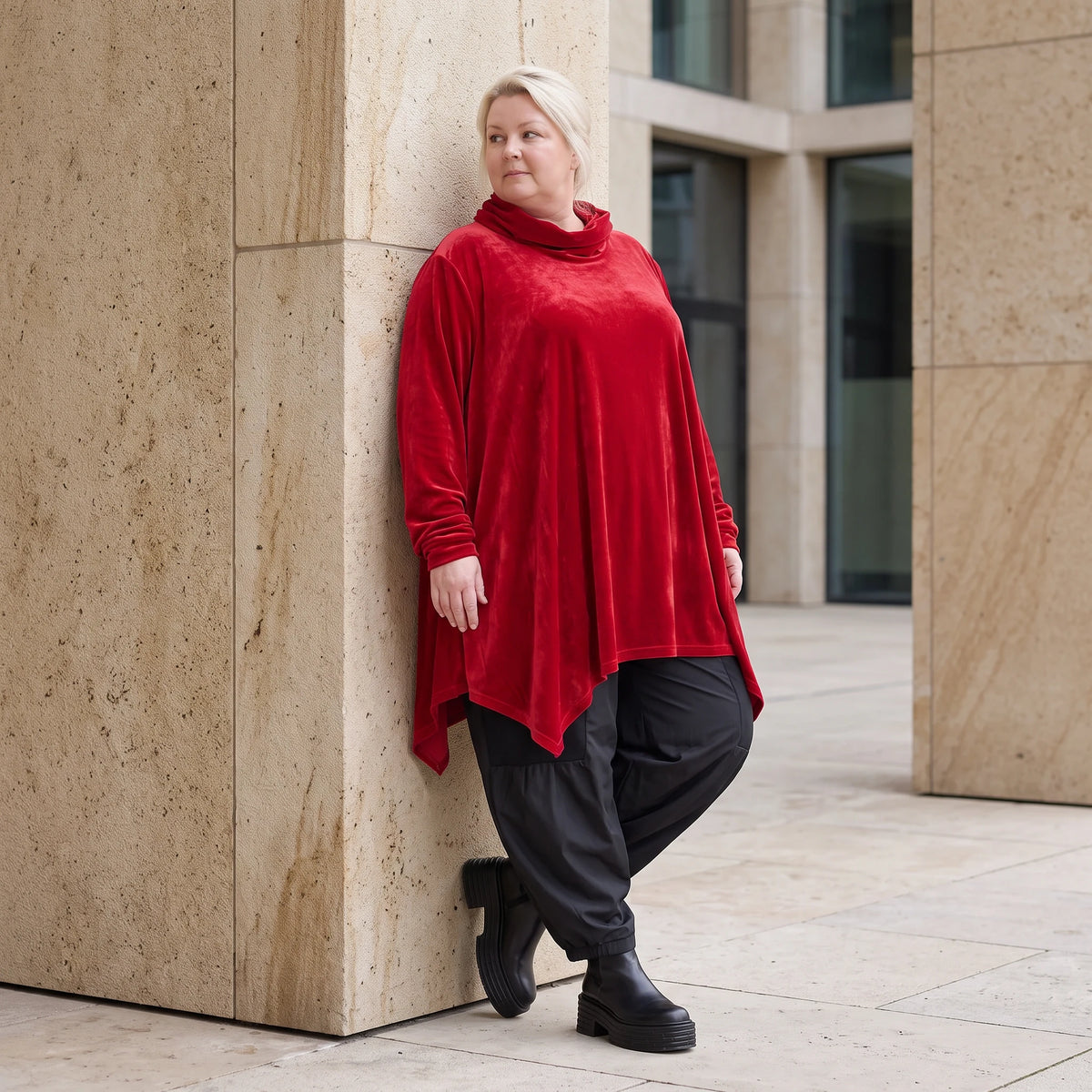Veloursshirt in kuschelig weicher A-Linie mit Rollkragen und praktischen Seitentaschen