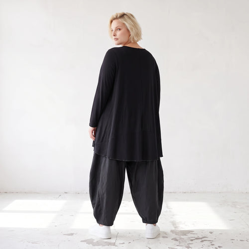 Schwarzes Rundhalsshirt aus fliessendem Viskosejersey mit Langarm und gerundeter Form