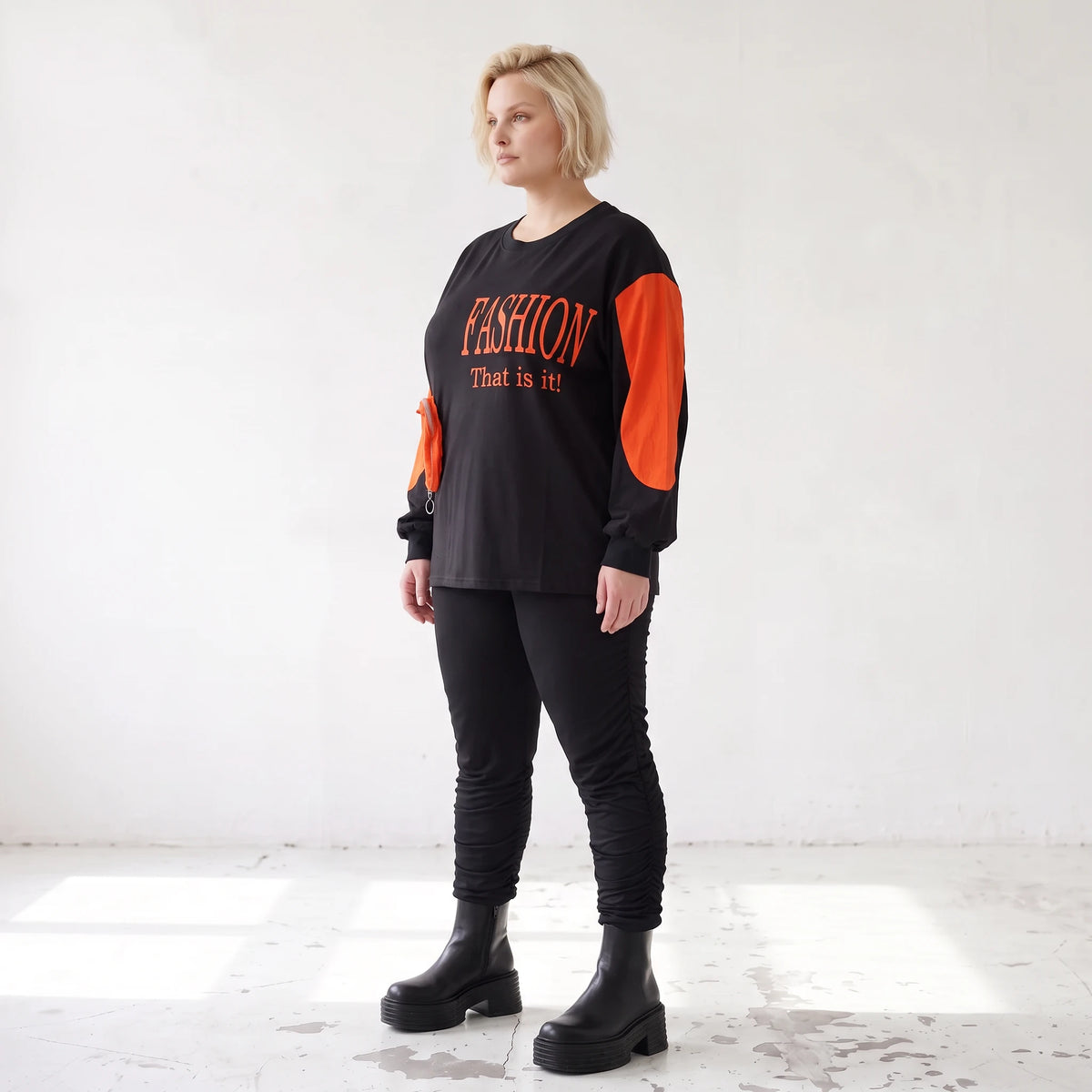 Unifarbenes Langarmshirt aus Jersey mit Reißverschlusstasche und gerader Passform