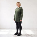 Grüner Ripphoodie aus Stretchmaterial mit Kapuze Kängurutasche und geradem Schnitt