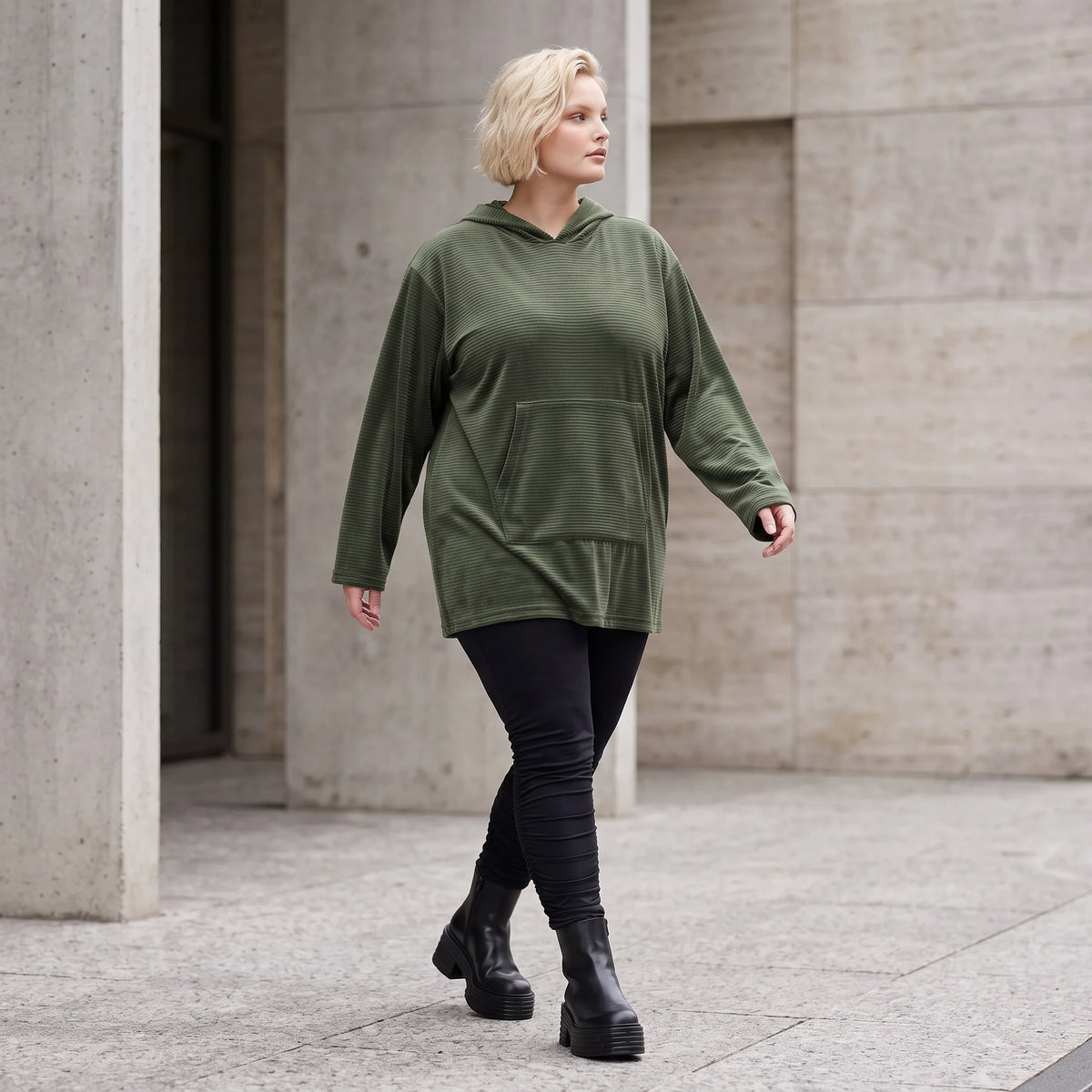 Grüner Ripphoodie aus Stretchmaterial mit Kapuze Kängurutasche und geradem Schnitt