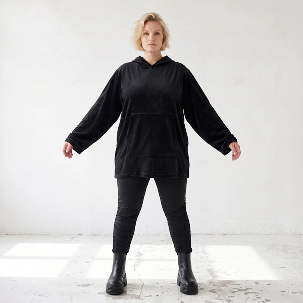 Schwarzer Hoodie aus Rippstoff mit Kapuze Kängurutasche und geradem Schnitt mit Stretch