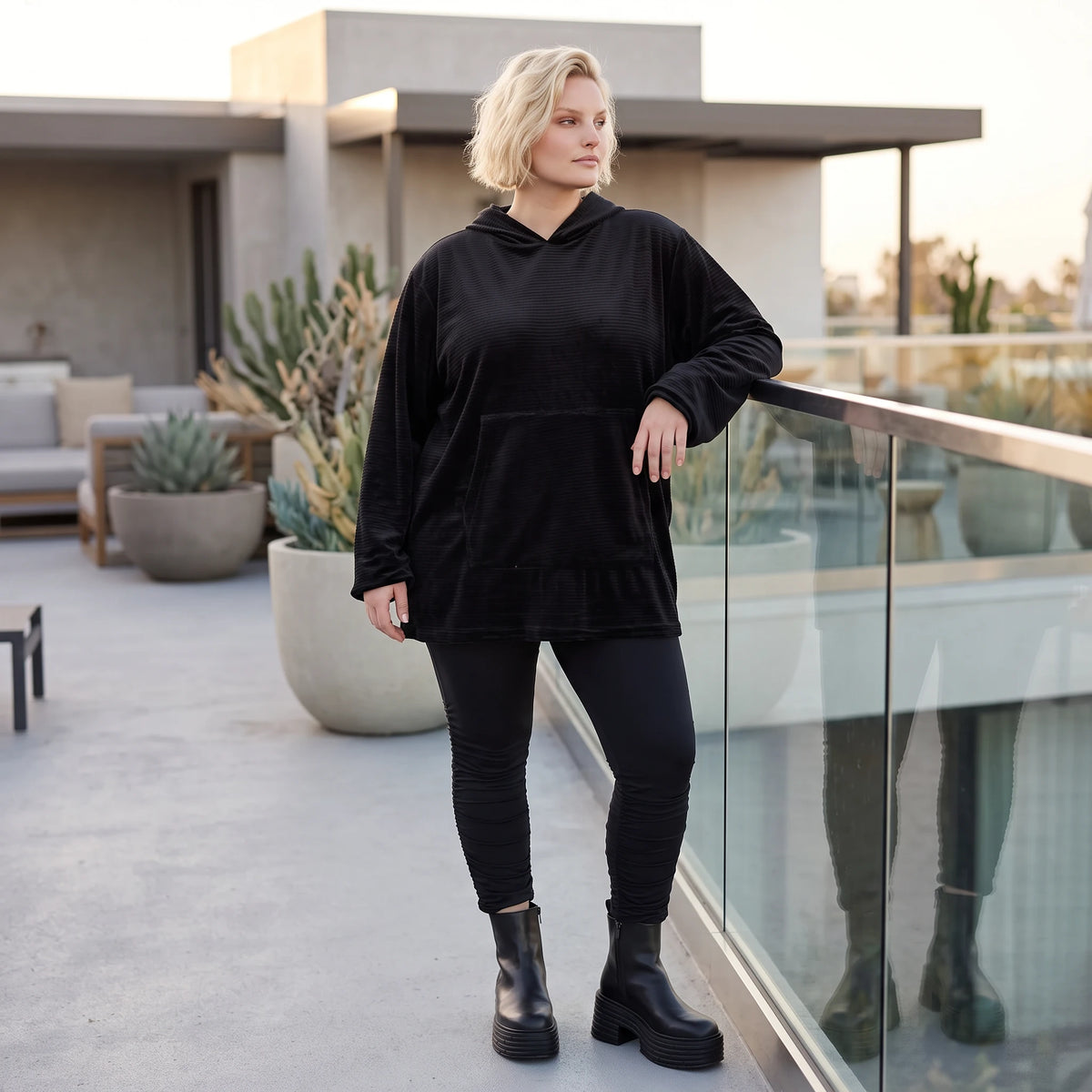Schwarzer Hoodie aus Rippstoff mit Kapuze Kängurutasche und geradem Schnitt mit Stretch