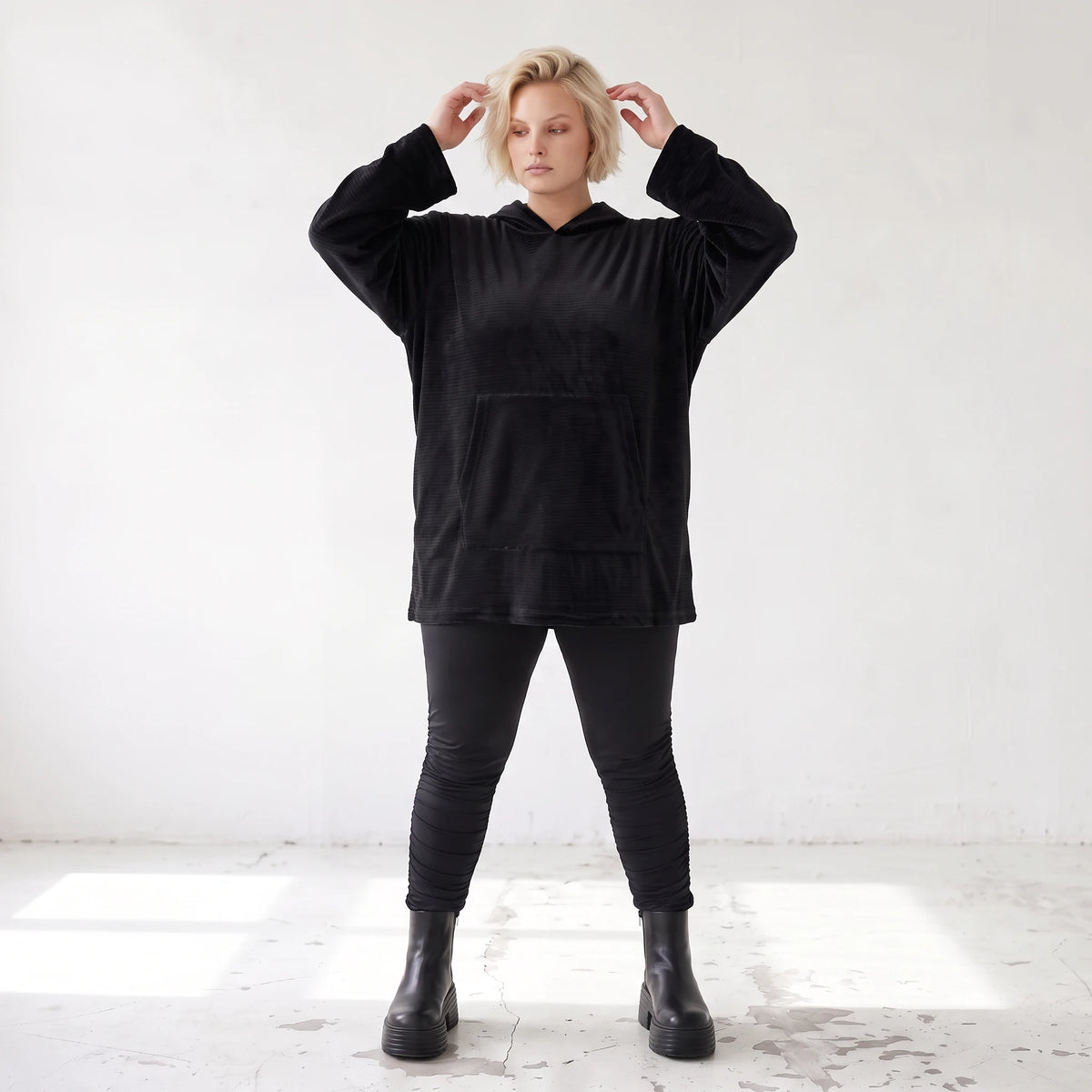 Schwarzer Hoodie aus Rippstoff mit Kapuze Kängurutasche und geradem Schnitt mit Stretch