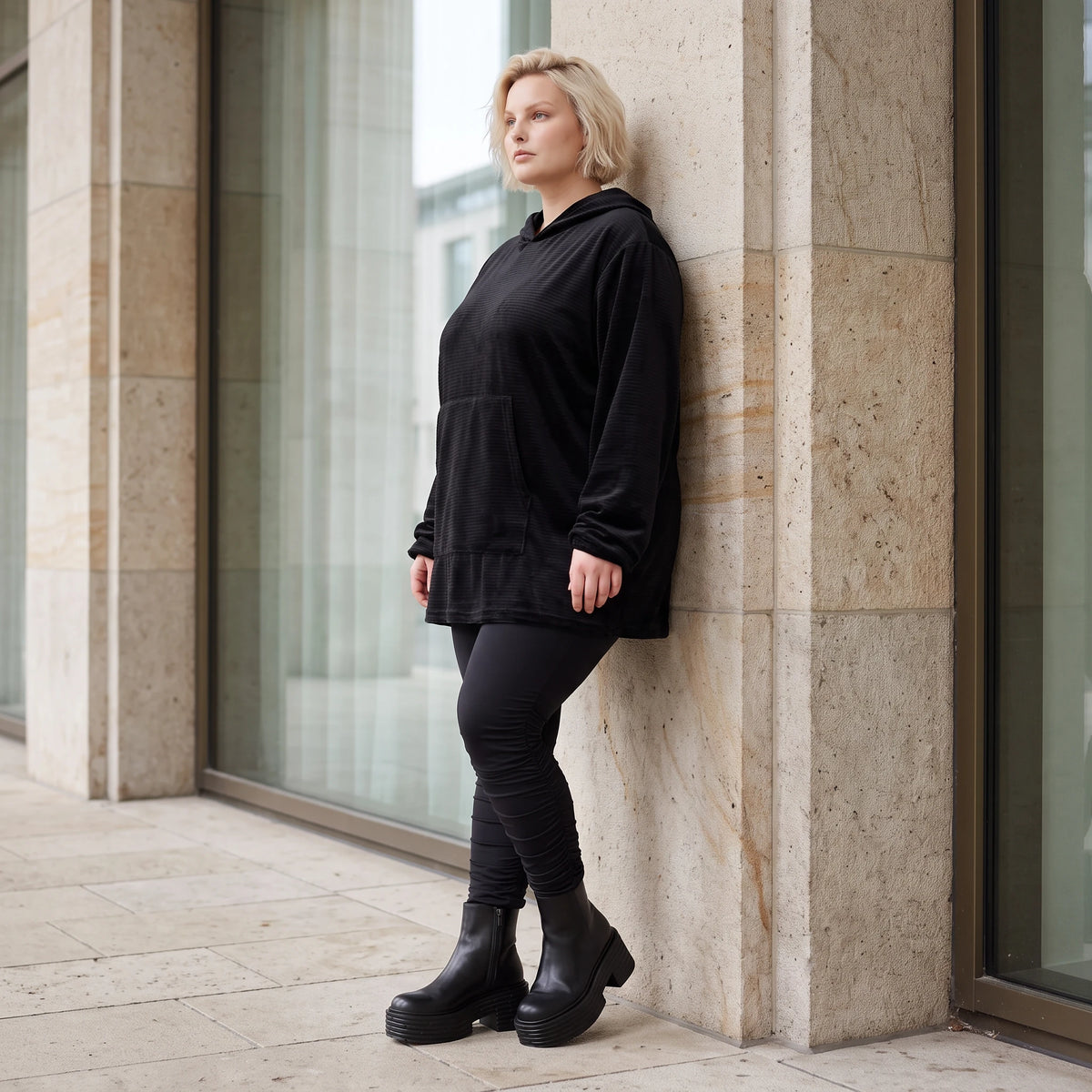 Schwarzer Hoodie aus Rippstoff mit Kapuze Kängurutasche und geradem Schnitt mit Stretch
