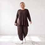 Dunkelbraunes Langarmshirt aus Slinkystoff mit Stretch in glockiger Form mit Rundhals