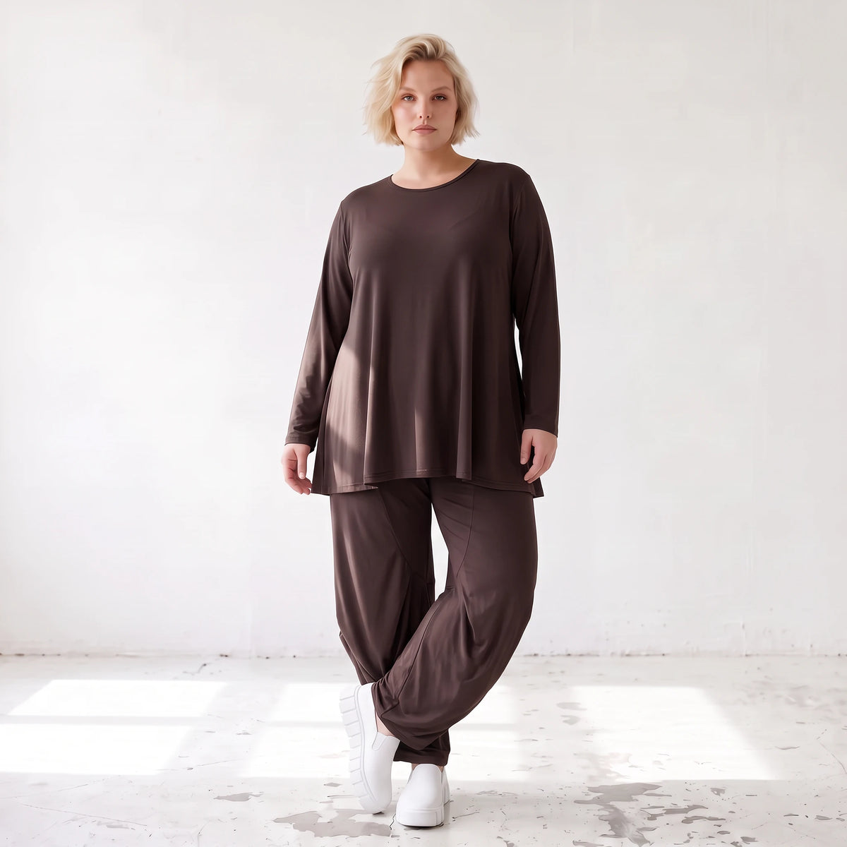 Dunkelbraunes Langarmshirt aus Slinkystoff mit Stretch in glockiger Form mit Rundhals