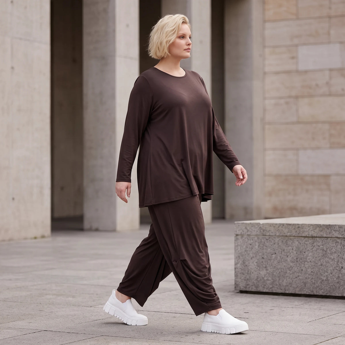 Dunkelbraunes Langarmshirt aus Slinkystoff mit Stretch in glockiger Form mit Rundhals