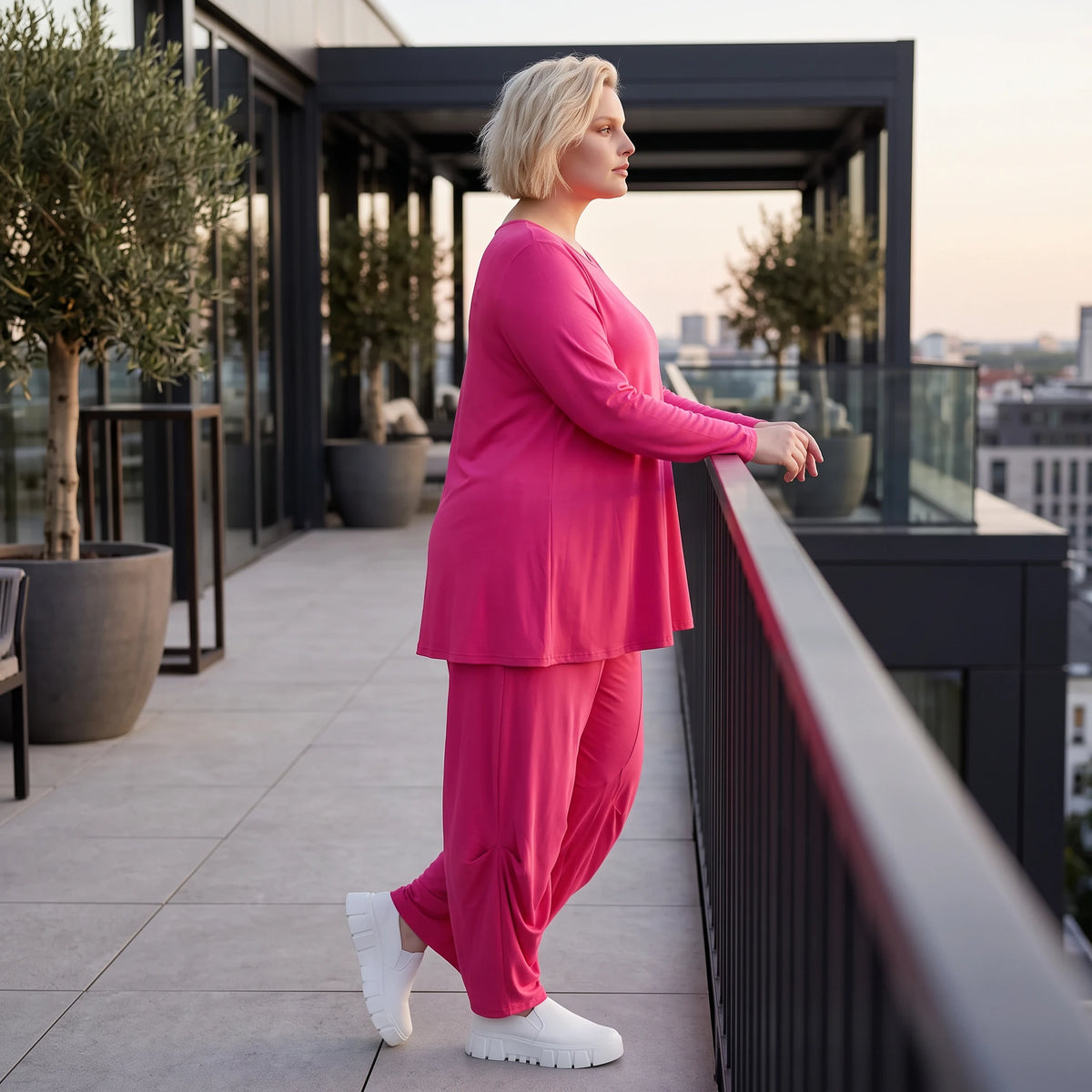 Pinkes Langarmshirt in Glockenform aus softer Slinkyqualität mit Rundhalsausschnitt
