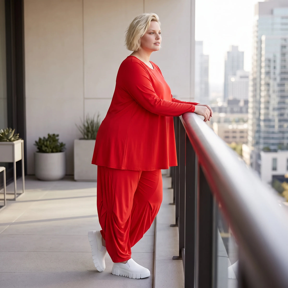 Rotes Langarmshirt aus Slinkystoff mit Stretch in glockiger Form und Rundhalsausschnitt