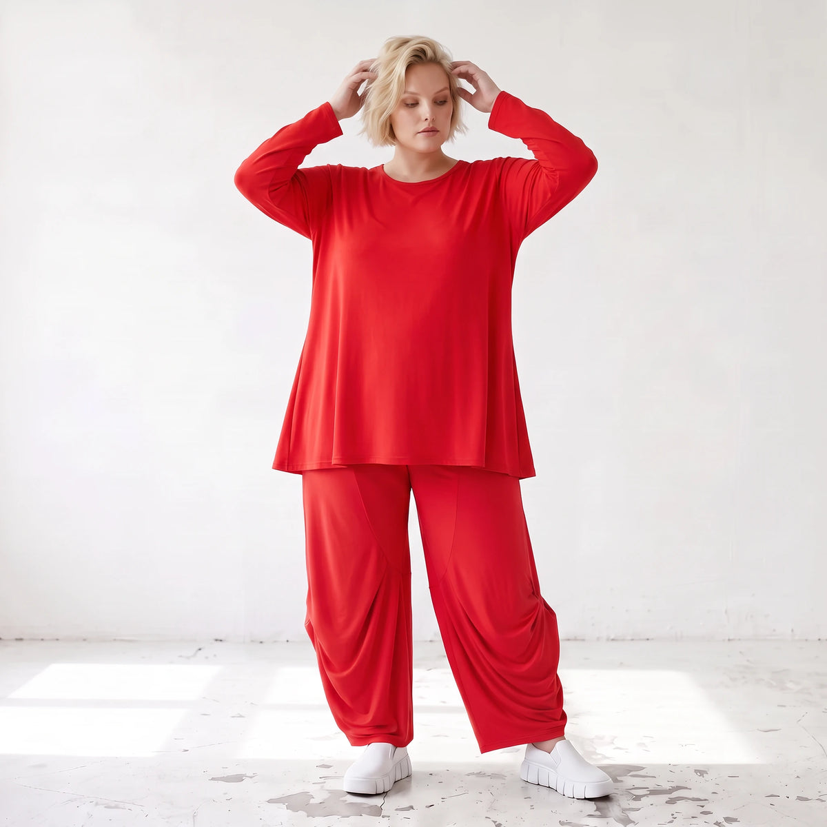 Rotes Langarmshirt aus Slinkystoff mit Stretch in glockiger Form und Rundhalsausschnitt
