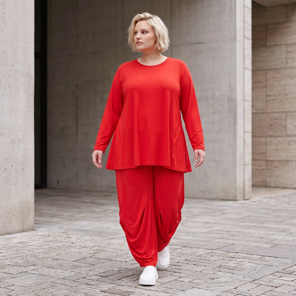 Rotes Langarmshirt aus Slinkystoff mit Stretch in glockiger Form und Rundhalsausschnitt