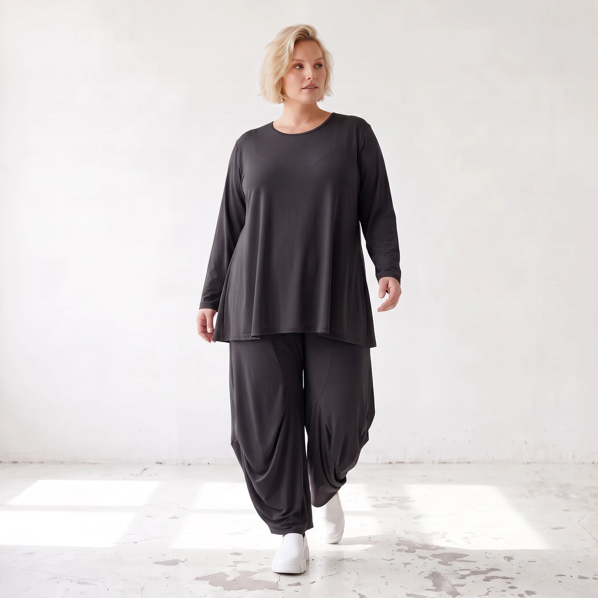 Schwarzes Langarmshirt aus Slinky in Glockenform mit Rundhalsausschnitt elastisch Basic
