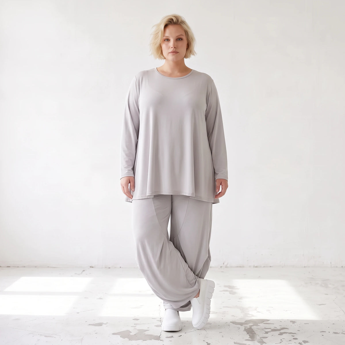 Silbergraues Slinkyshirt in Glockenform mit Rundhalsausschnitt und Stretchkomfort