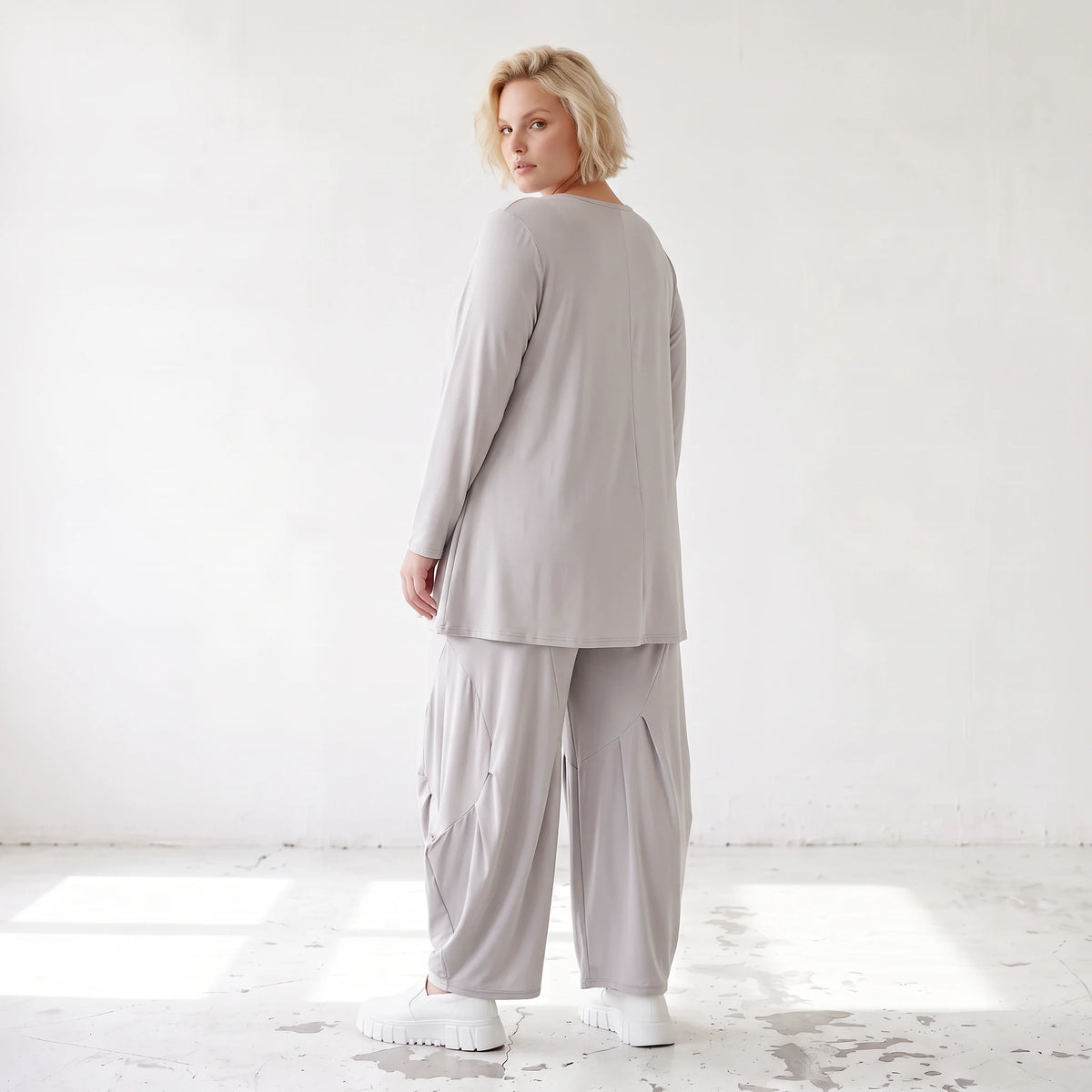 Silbergraues Slinkyshirt in Glockenform mit Rundhalsausschnitt und Stretchkomfort