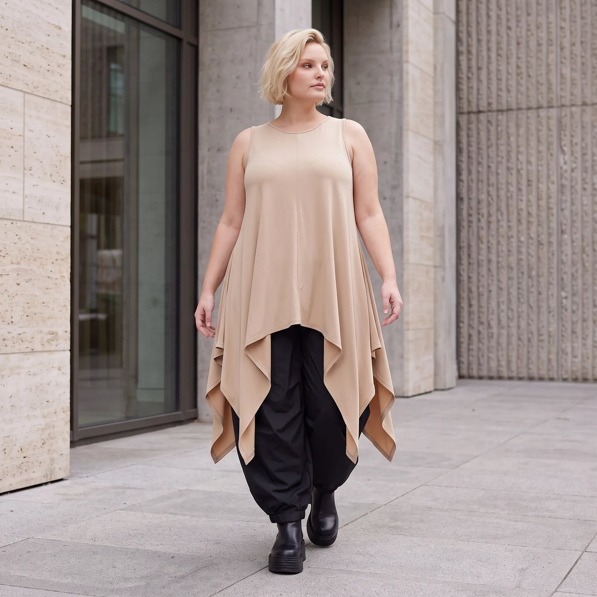 Ärmellose Sand Slinkytunika mit Stretch und Rundhalsausschnitt im eleganten Zipfelschnitt