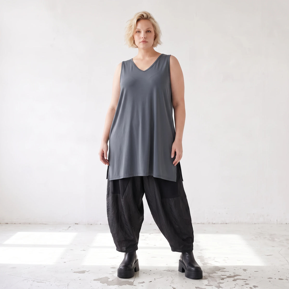 Slinkytop mit V-Ausschnitt geradem Schnitt und seitlichen Schlitzen aus Stretchmaterial