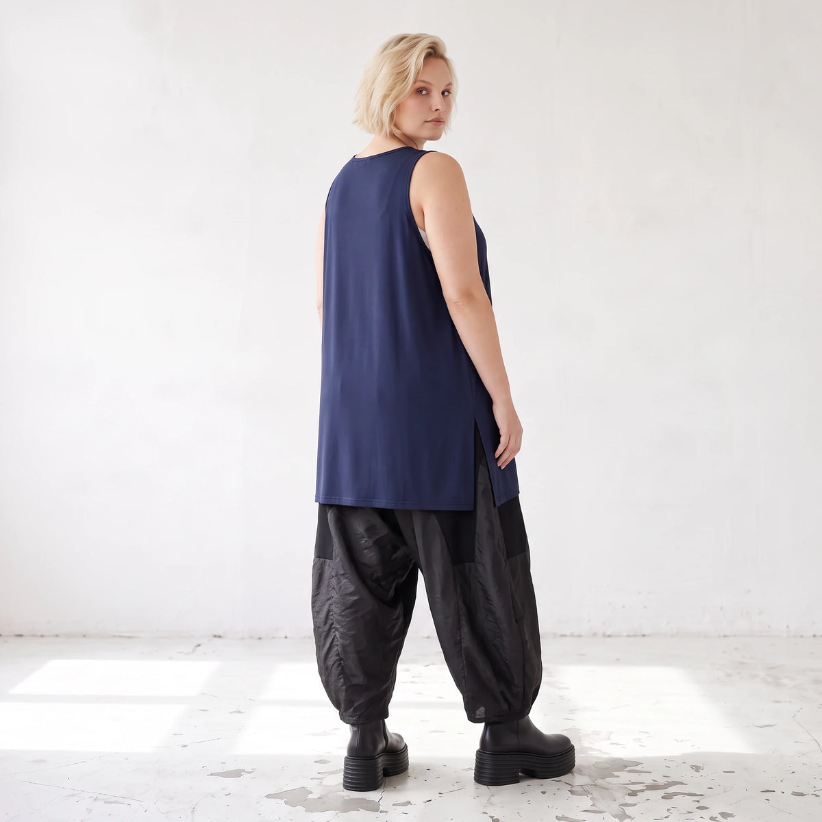 Elegantes Slinky Stretch Top in Marine mit V-Ausschnitt und seitlichen Schlitzen am Saum