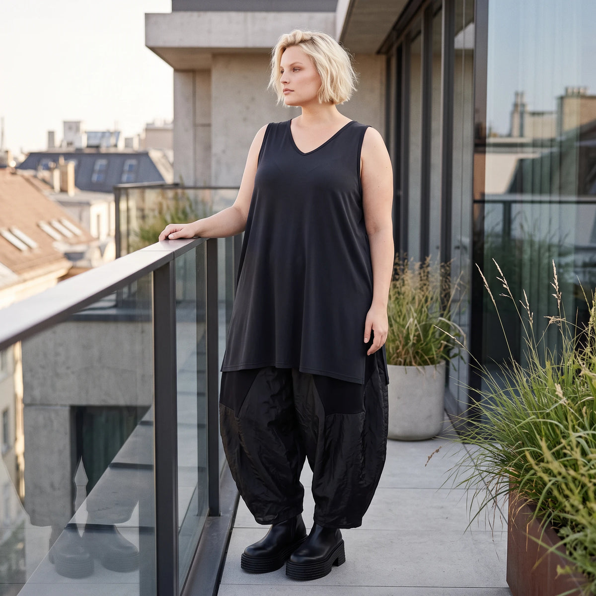 Slinkytop mit V-Ausschnitt aus fließendem Stretchmaterial mit seitlichen Saumschlitzen