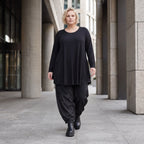 Langarmshirt in Glockenform aus Stretchjersey mit Rundhalsausschnitt und Nahttaschen