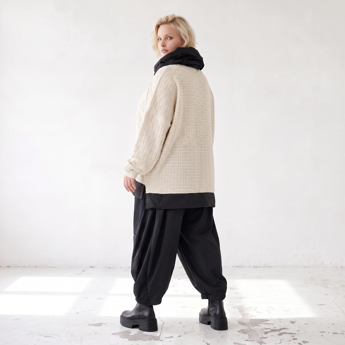 Strickpullover mit Rollkragen aus weicher Baumwolle und Acryl in asymmetrischer Form