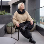 Beiger Strickpullover mit Rollkragen und seitlichen Schlitzen vorne kurz hinten lang