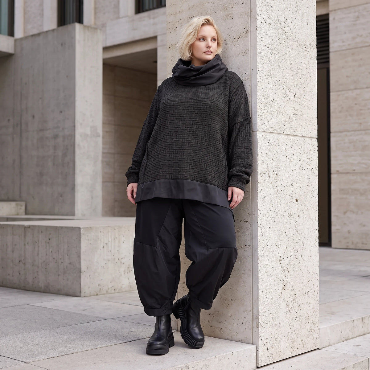 Weicher Strickpullover mit Rollkragen geradem Schnitt und seitlichen Schlitzen warm