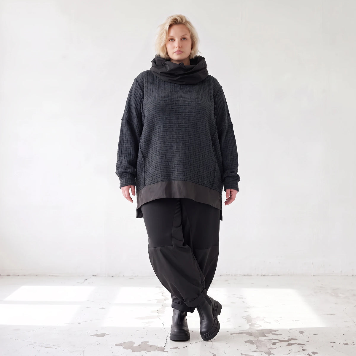 Strickpullover in Marine mit Rollkragen vorne kurz hinten lang und seitlichen Schlitzen