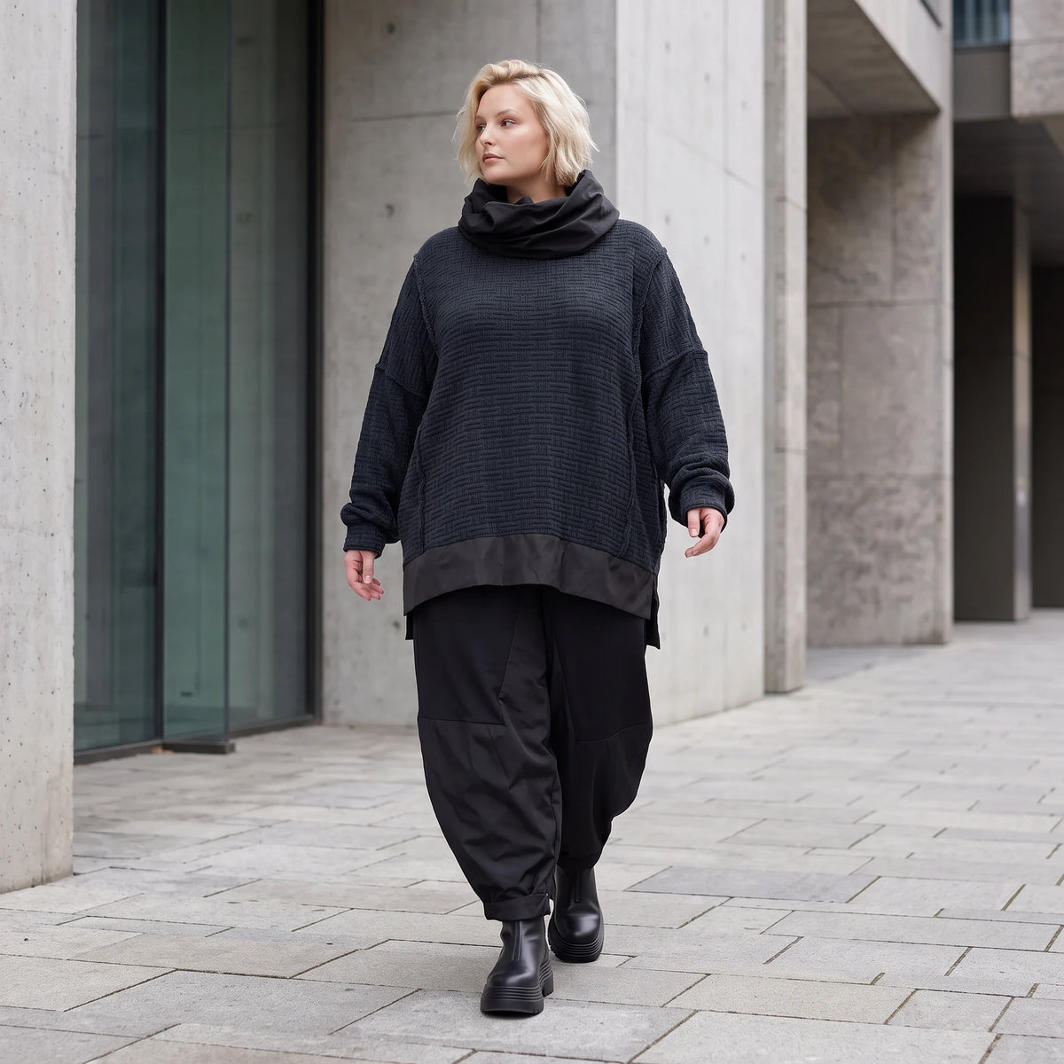 Strickpullover in Marine mit Rollkragen vorne kurz hinten lang und seitlichen Schlitzen