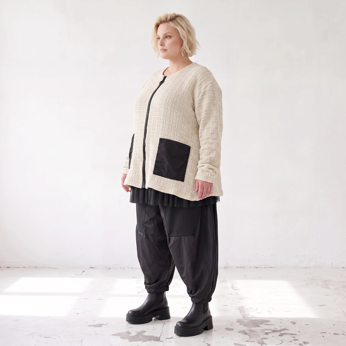 Cremefarbene Strickjacke in A-Form mit Reißverschluss Taschen und weichem Stretchstrick