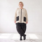 Cremefarbene Strickjacke in A-Form mit Reißverschluss Taschen und weichem Stretchstrick