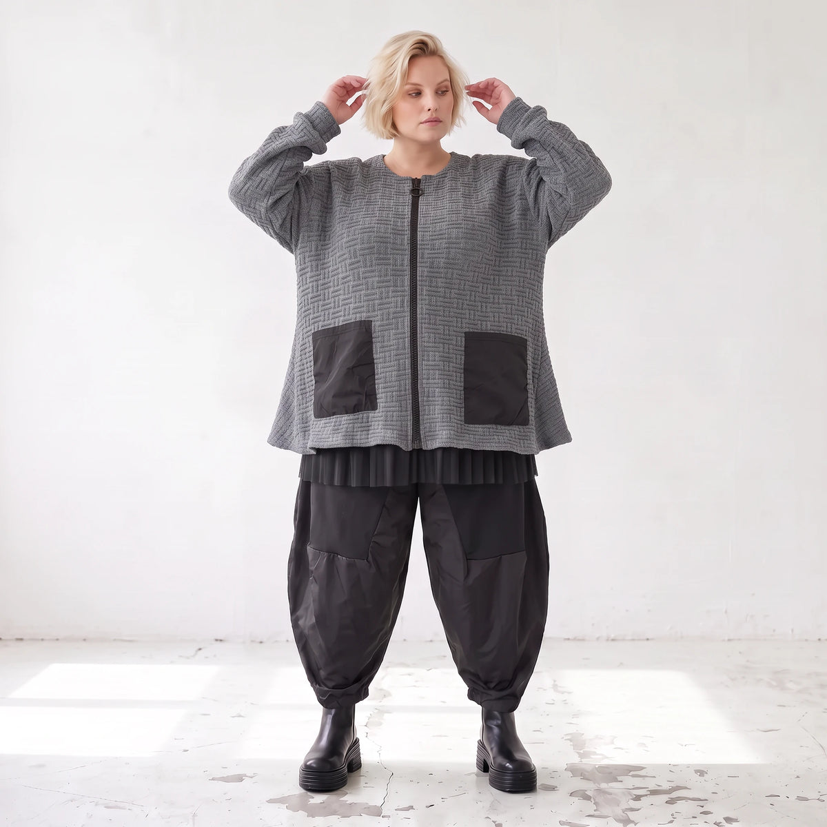Strickjacke in A-Form mit Reißverschluss Rundhalsausschnitt Taschen Memorytaft leicht