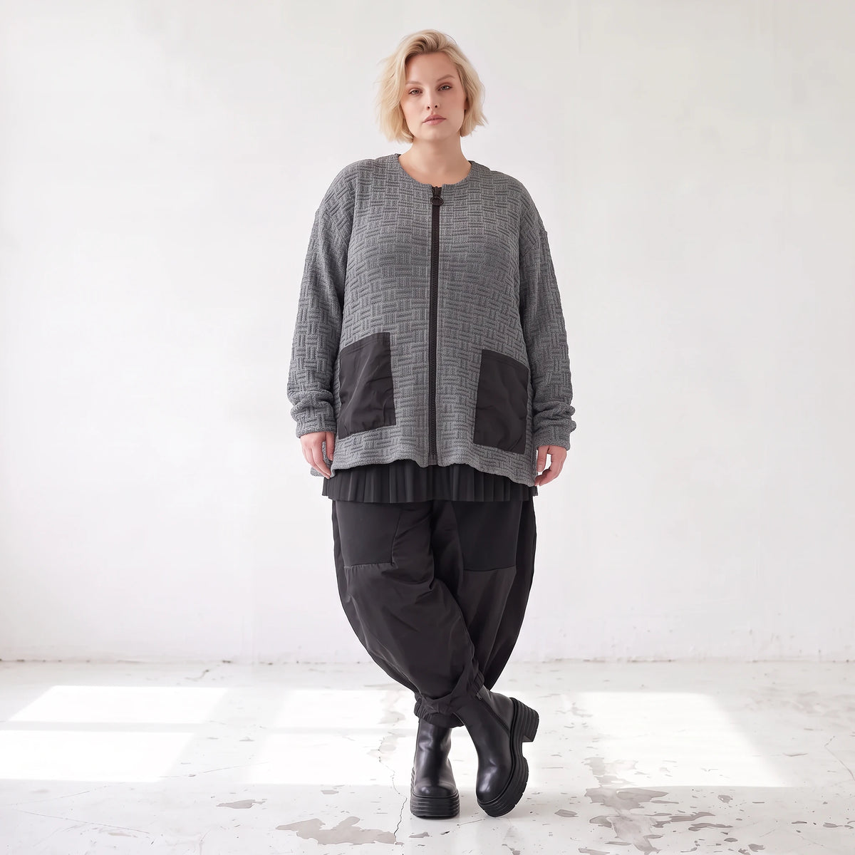Strickjacke in A-Form mit Reißverschluss Rundhalsausschnitt Taschen Memorytaft leicht