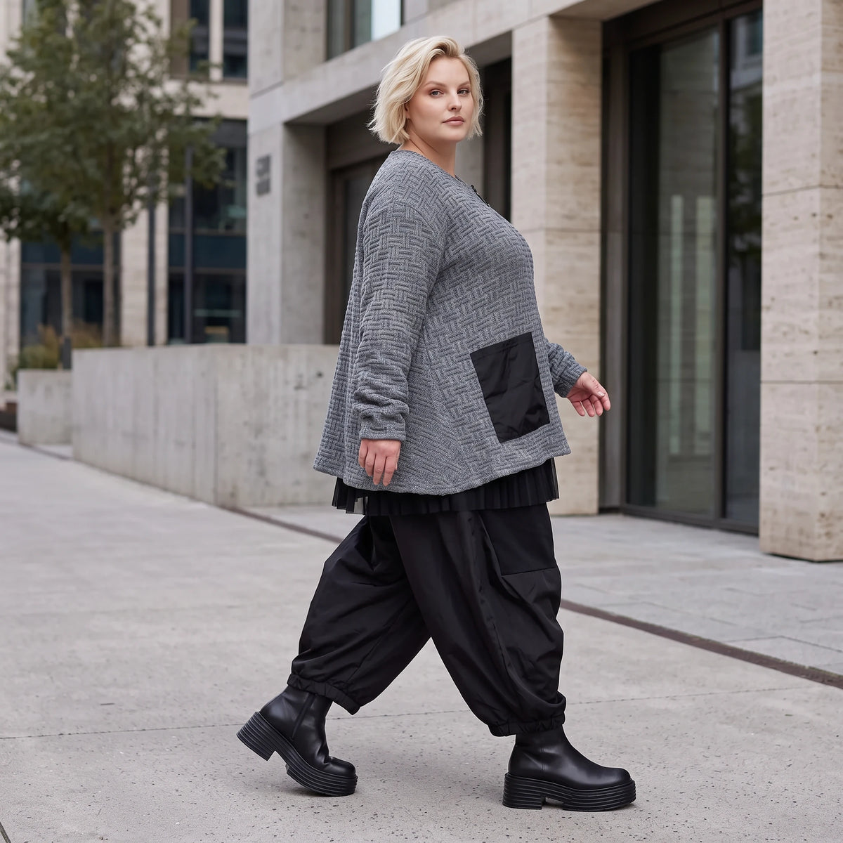 Strickjacke in A-Form mit Reißverschluss Rundhalsausschnitt Taschen Memorytaft leicht