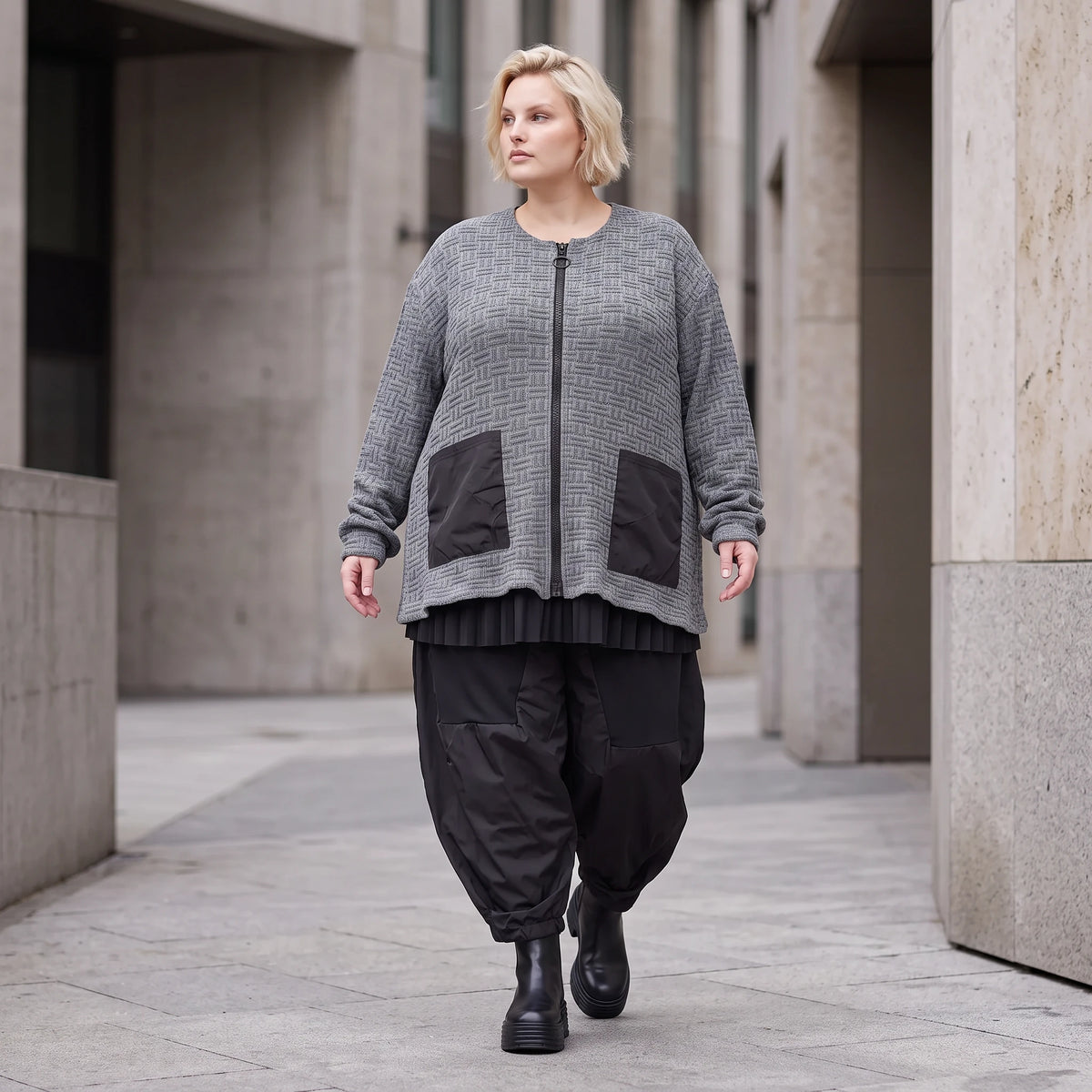 Strickjacke in A-Form mit Reißverschluss Rundhalsausschnitt Taschen Memorytaft leicht