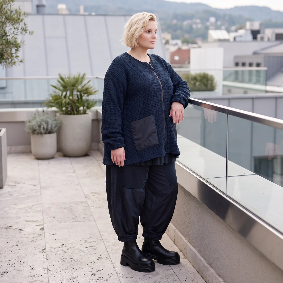 Marine Strickjacke in Glockenform mit Reißverschluss Taschen und softem Stretchmix