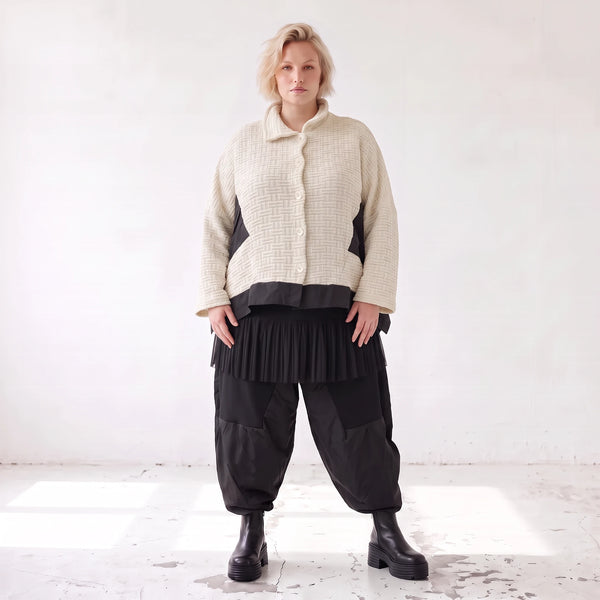 Cremefarbene Strickjacke in A-Linie mit Hemdkragen Knopfleiste Taschen Zipfelsaum