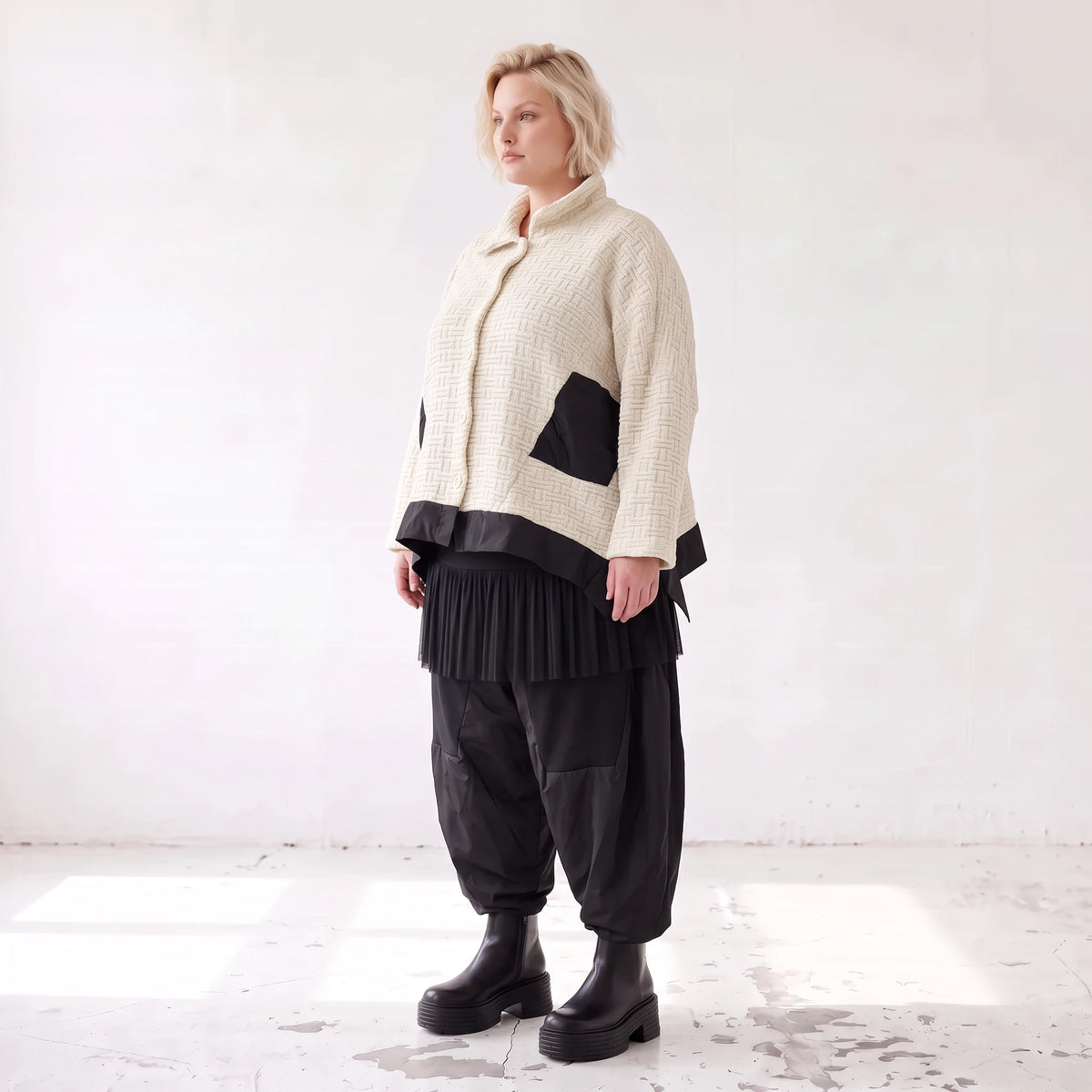 Cremefarbene Strickjacke in A-Linie mit Hemdkragen Knopfleiste Taschen Zipfelsaum
