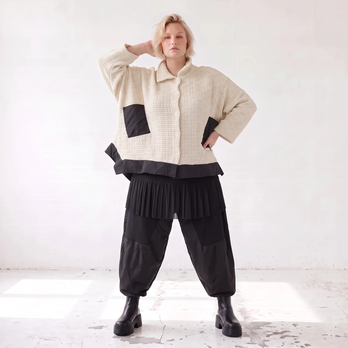 Cremefarbene Strickjacke in A-Linie mit Hemdkragen Knopfleiste Taschen Zipfelsaum