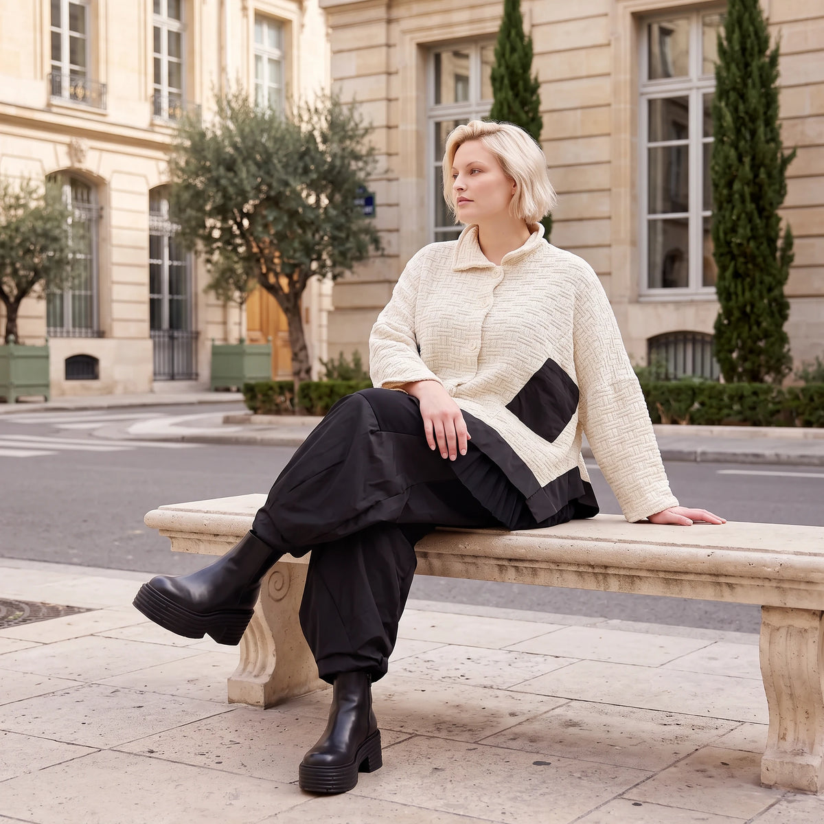 Cremefarbene Strickjacke in A-Linie mit Hemdkragen Knopfleiste Taschen Zipfelsaum