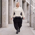 Cremefarbene Strickjacke in A-Linie mit Hemdkragen Knopfleiste Taschen Zipfelsaum