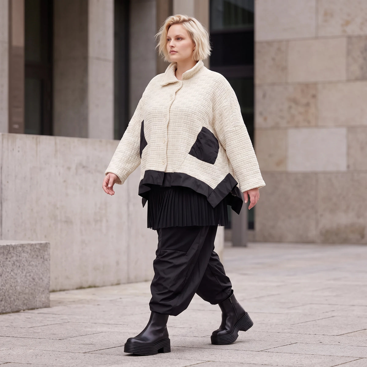 Cremefarbene Strickjacke in A-Linie mit Hemdkragen Knopfleiste Taschen Zipfelsaum