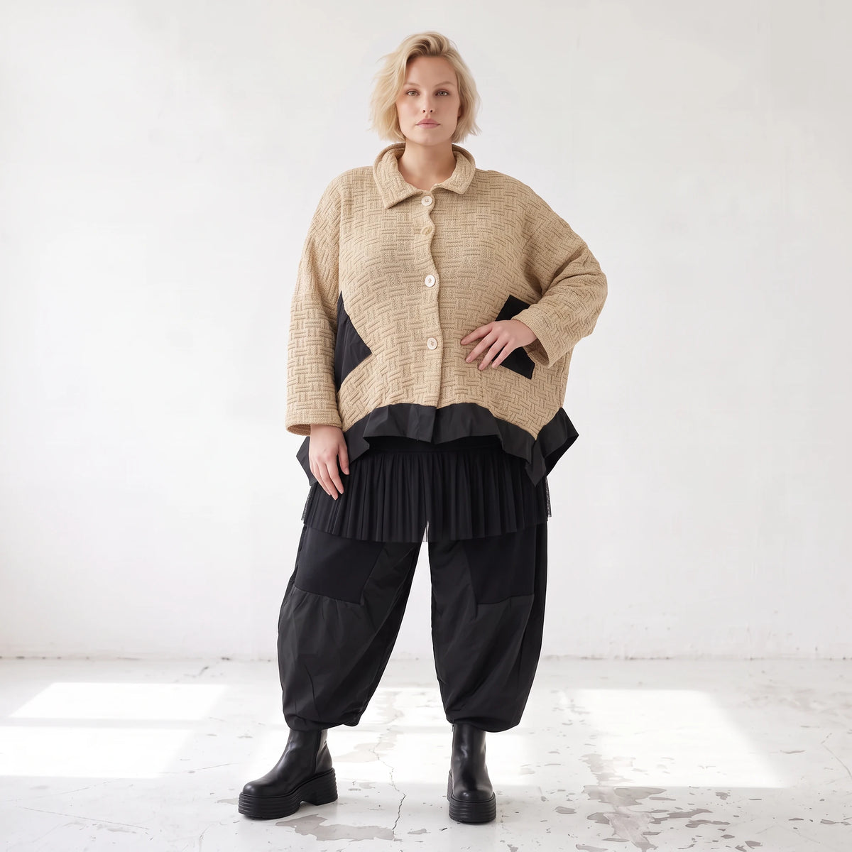 Beige Strickjacke in A-Linie mit Hemdkragen Zipfelsaum und warmem weichem Stretchgriff